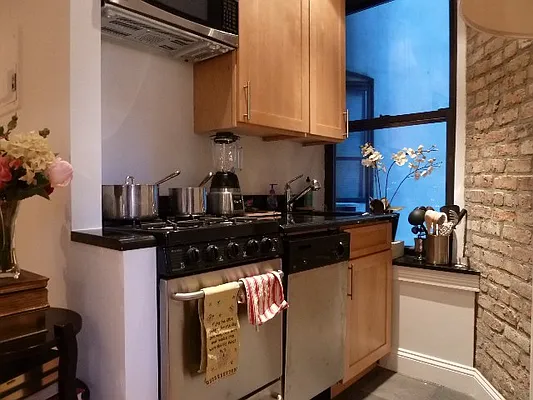 Rented by City Connections Realty | media 8