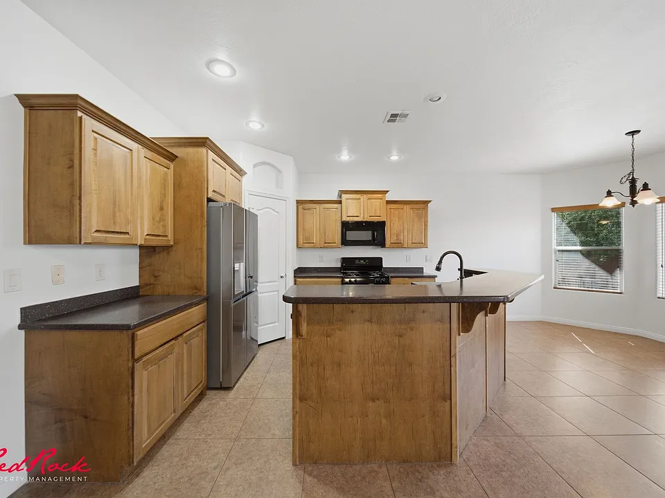 3304 W Palomar