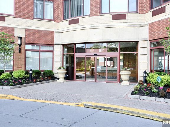 3rd image of 100 Old Palisade Rd APT 1013