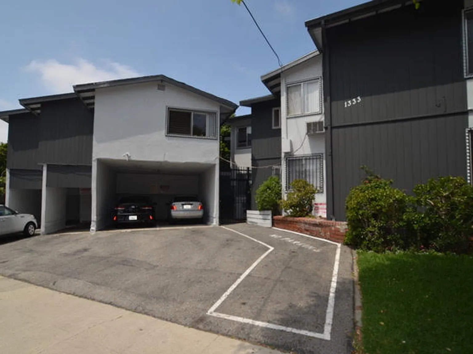 Stanley Gardens Apts - Spacious, Bright and Beatiful One Bedroom! CALL NOW! — Photo 2