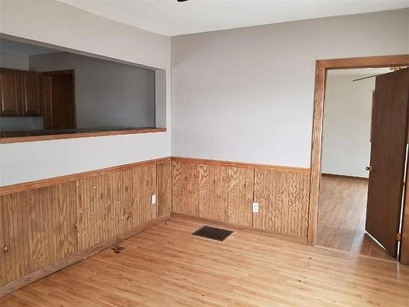 2nd image of 711 6th Ave E