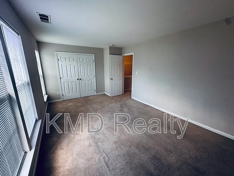 940 Tiger Ln — Photo 9