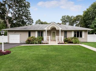 14 Maple Ave, Hampton Bays, NY 11946