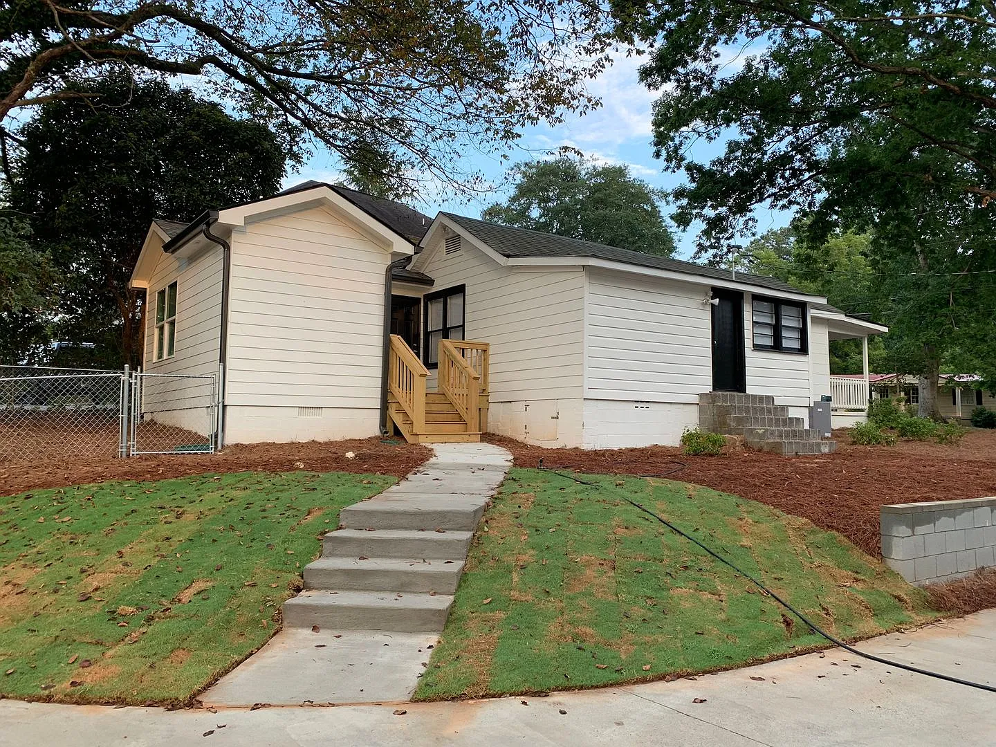 Cute 3 Bedroom Near Downtown for Pre-Lease — Photo 3