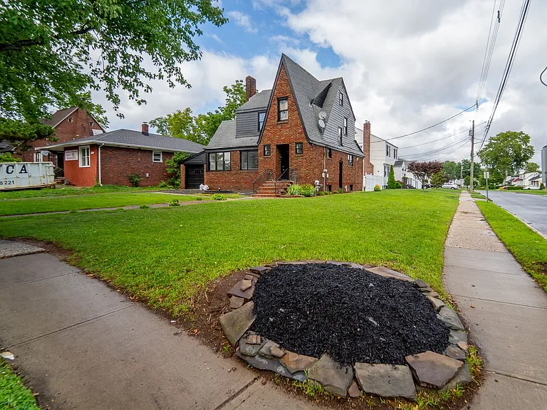 2215 N Wood Ave — Photo 32