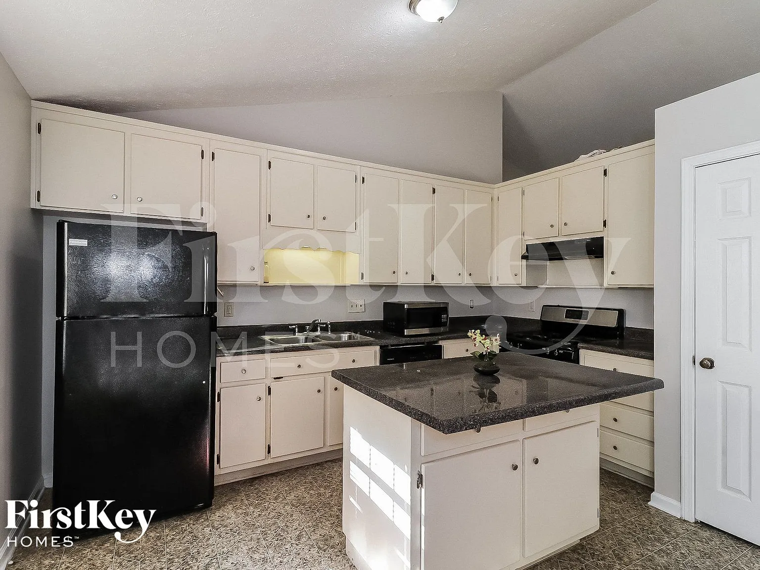 4 bed, 3.0 bath, 2076 sqft, $2,420 — Photo 4
