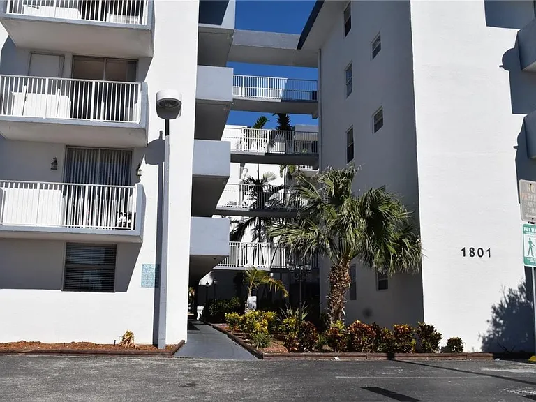 1801 S Treasure Dr #17 — Photo 11