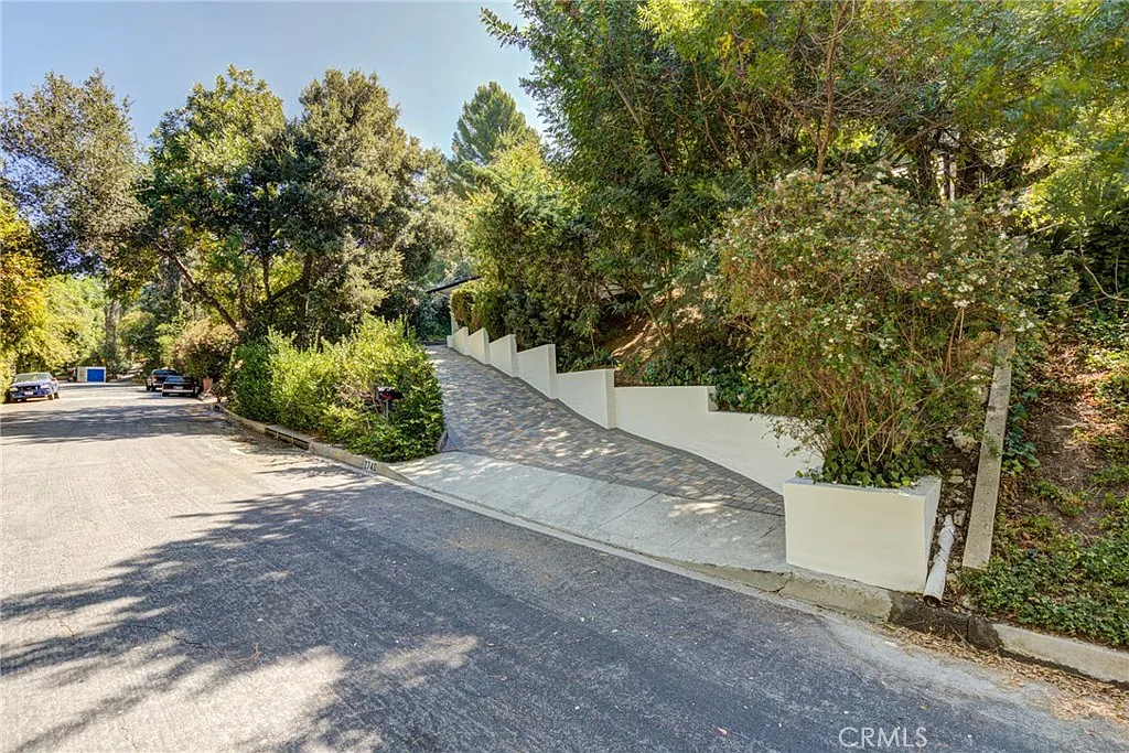 2 bed, 1700 sqft, $8,800 — Photo 1