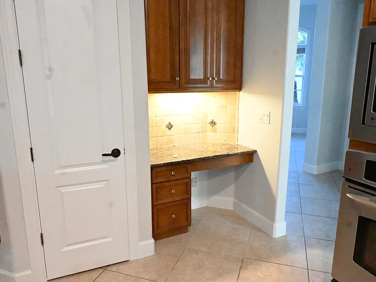 8122 Whitford Ct — Photo 6