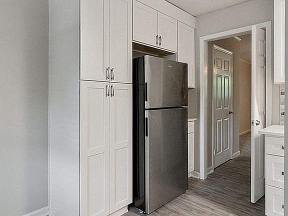 4th image of 74 Woodbine St #5-33B