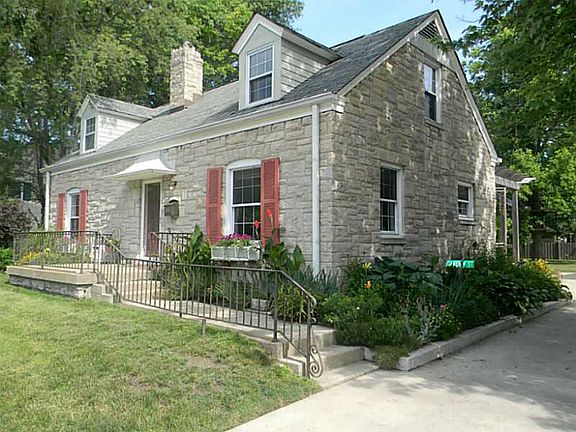 3rd image of 1430 E Loretta Dr