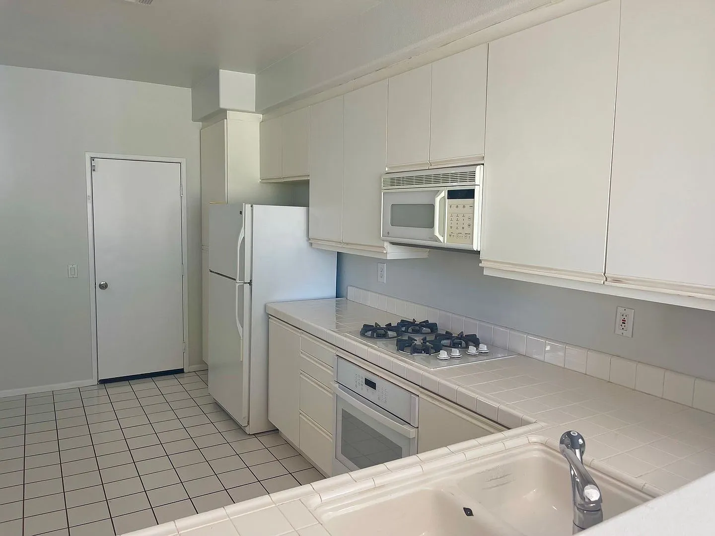Townhome Apartment - 2Bed 2Bath Dryer/Washer Inside — Photo 3