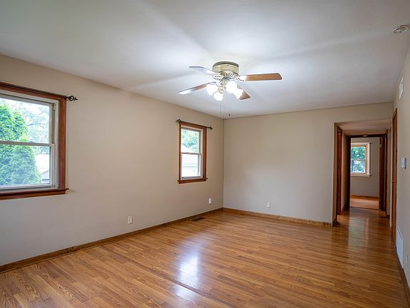 4th image of 114 Amsler St