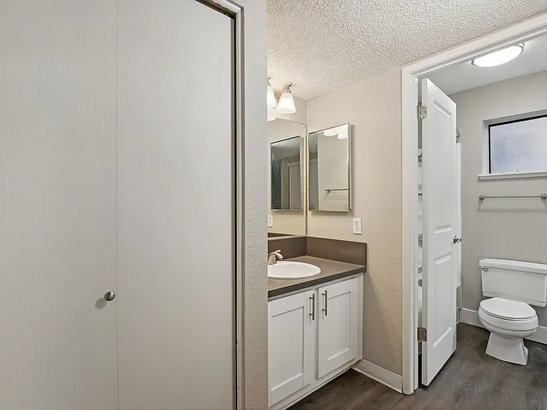 Ellington Apartments — Photo 22
