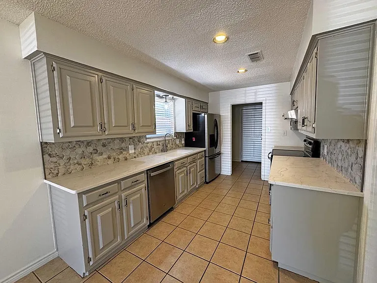 4027 Angelina Dr — Photo 11