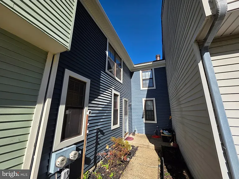 203 Franklin Ct — Photo 1