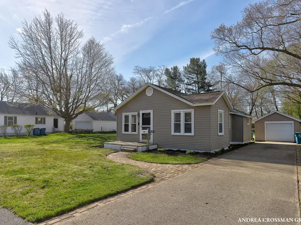 1326 Woodlawn Ave, Grand Haven, MI 49417