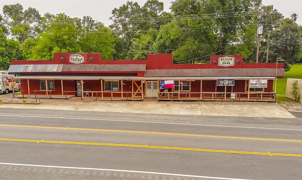 Here is a full front view of this charming store.