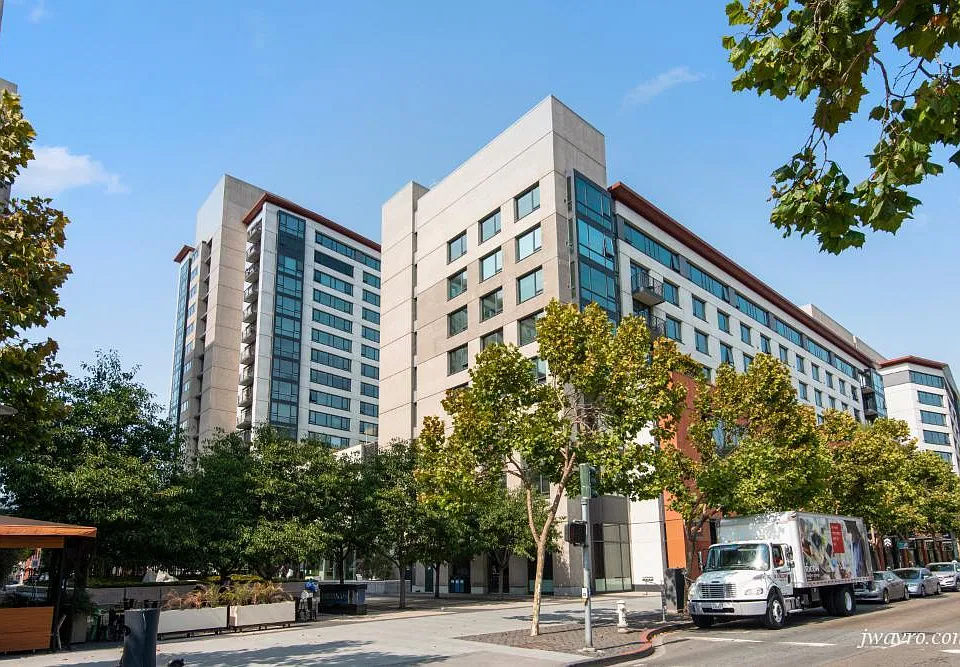 250 King St #750