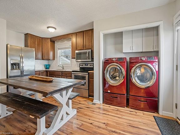 4th image of 264 Crystal Dr