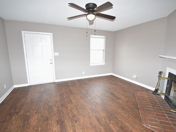 3rd image of 923 Kingsbury Dr APT D