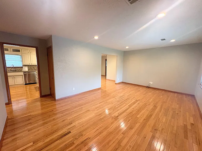 3700 Dallas St — Photo 3