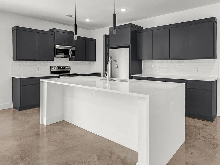 3008 Alpha Wolf Ct — Photo 8