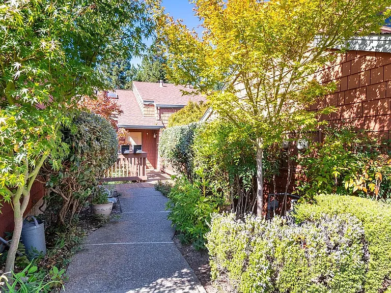 968 Arlene Way — Photo 2