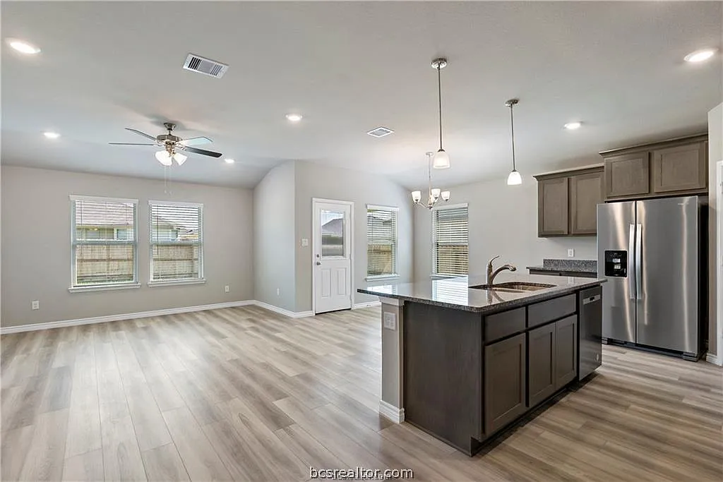 4 bed, 1568 sqft, $2,400 — Photo 3