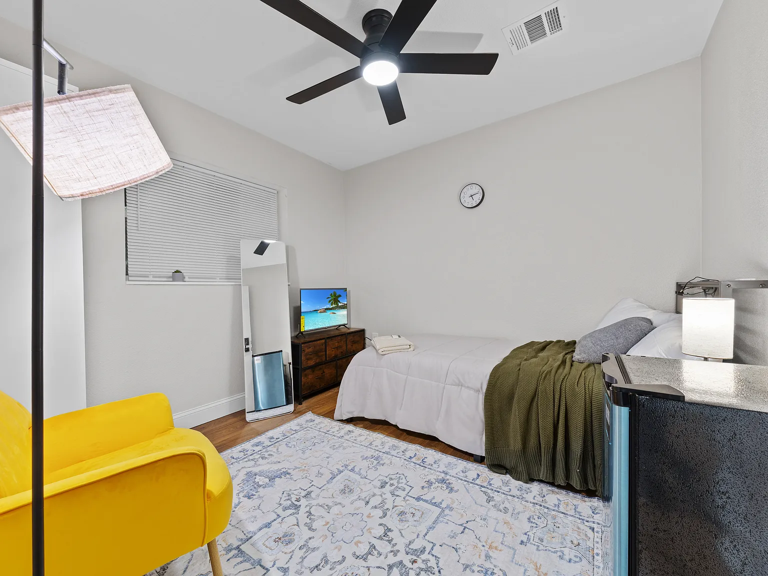 7 bed, 1276 sqft, $800 — Photo 2