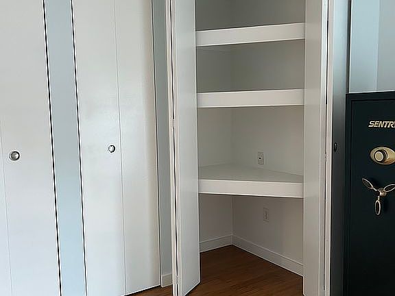 4th image of 406 Marshall Ct NW Unit 6