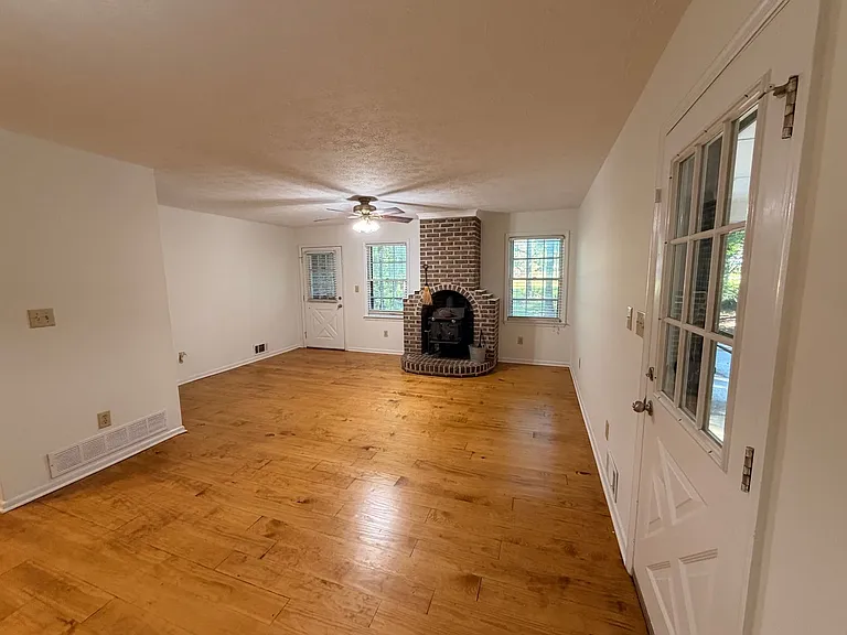 1101 Arrowhead Rd — Photo 3