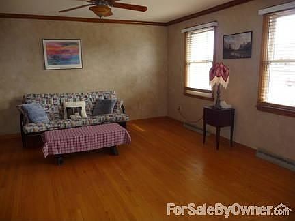 living room
						:
						hardwood floors and crown molding