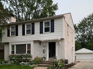 1075 Canterbury Dr, Birmingham, MI 48009