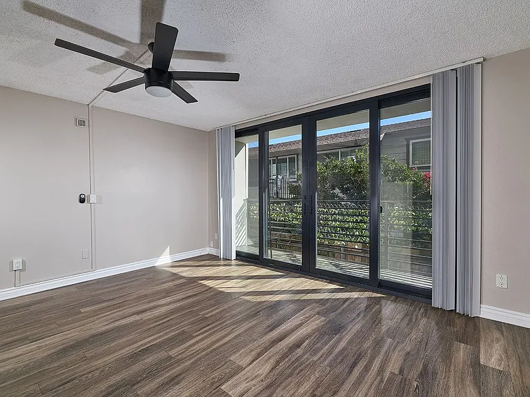Surfcaster Apartments — Photo 11