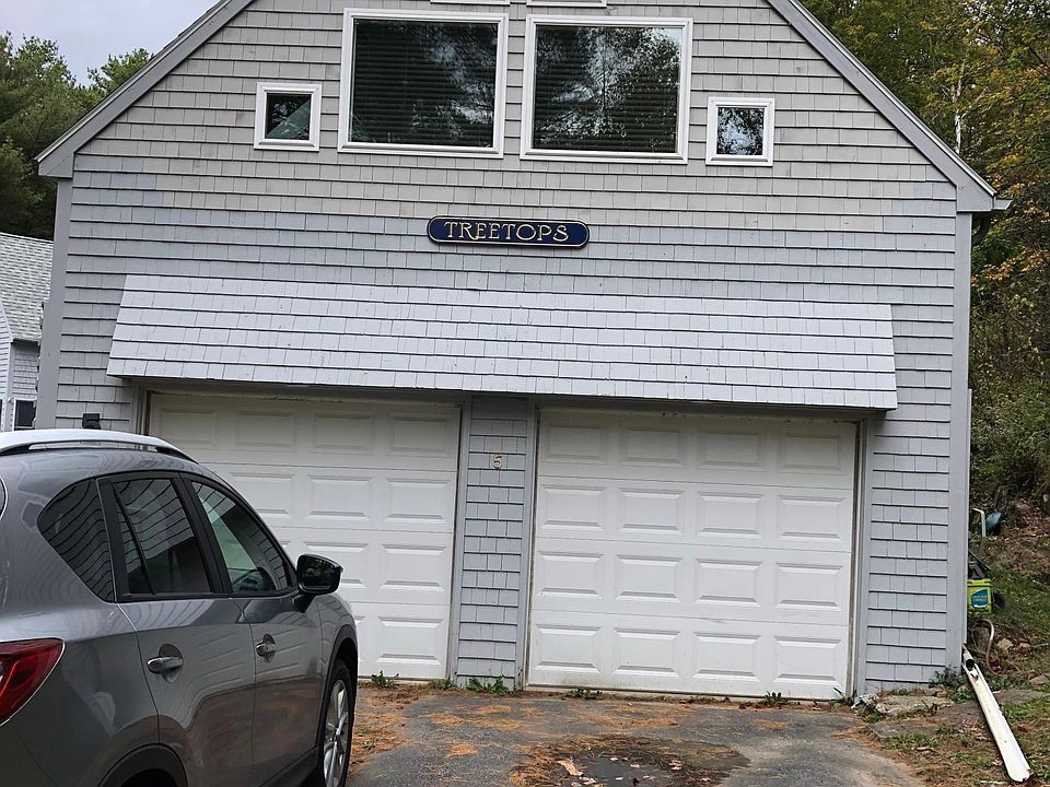 Studio above garage with outside parking
