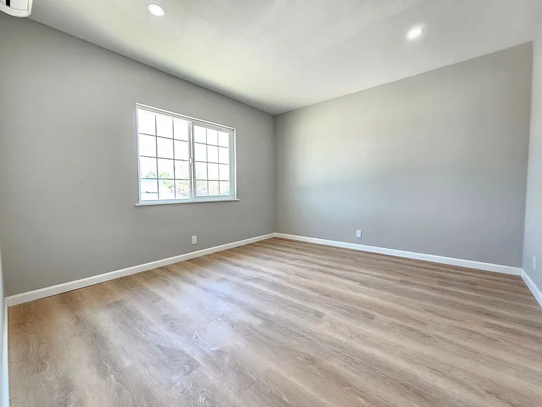 225 N Helena St — Photo 11