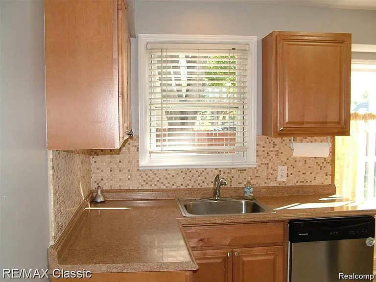 2702 N Main St — Photo 6