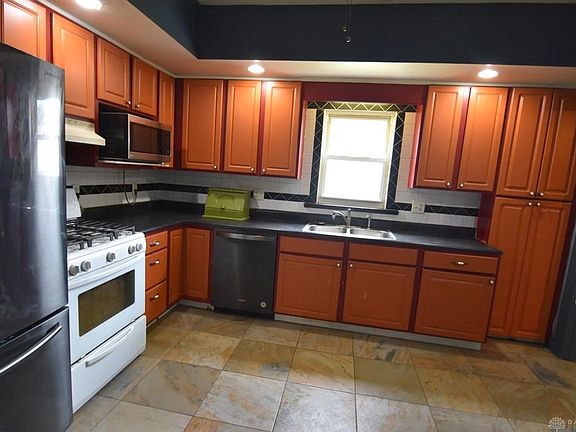 5th image of 224 S Elm St