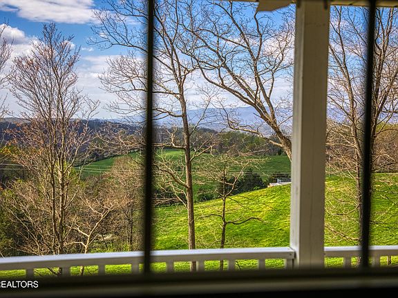 5th image of 910 Ridge Circle Rd
