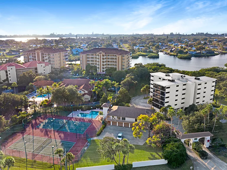 Residences at Blackburn Bay — Photo 7