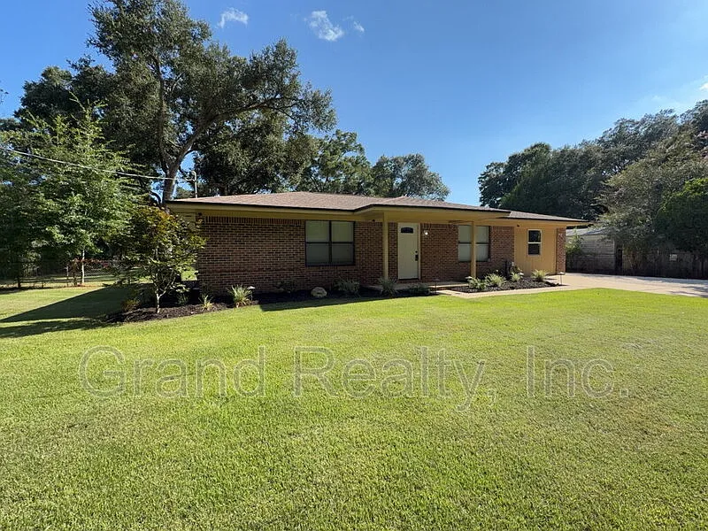 3 bed, 1.5 bath, 1326 sqft, $1,800 — Photo 2