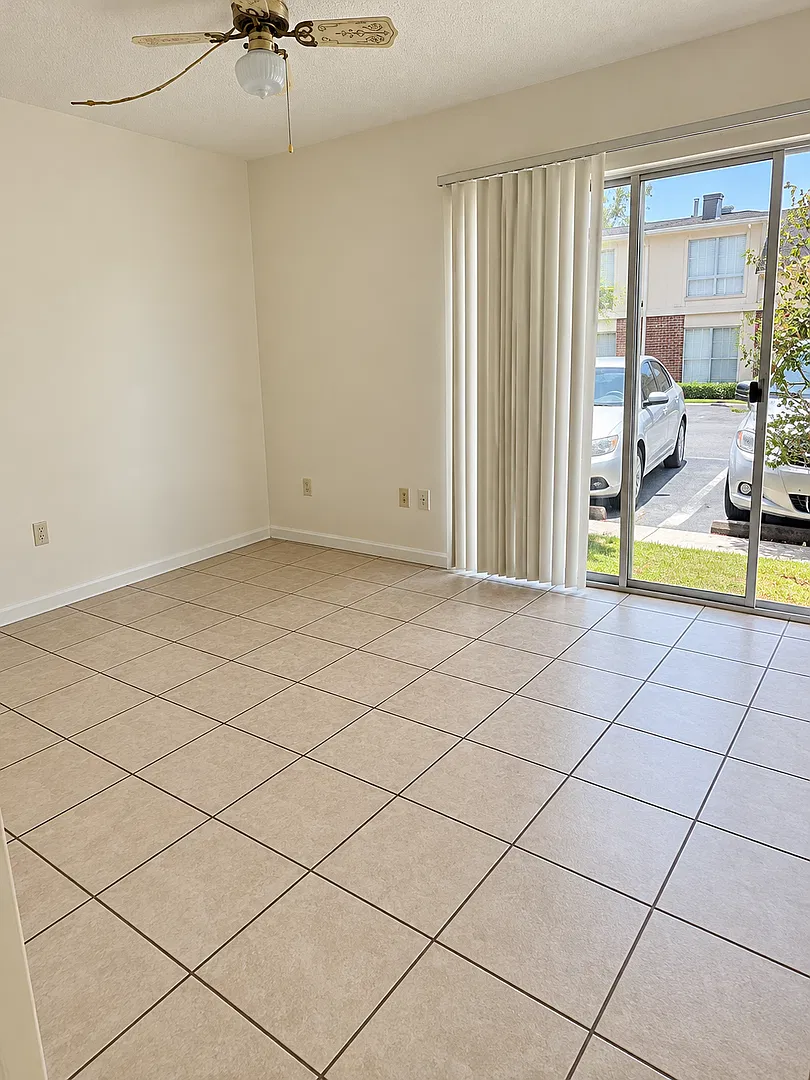 Summit House Condo Available, Convenient to UF — Photo 4