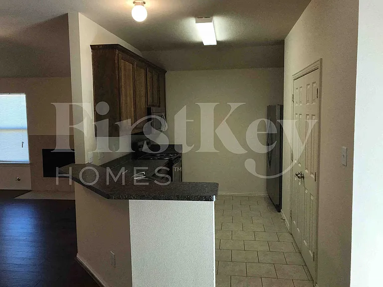 1218 Jewell Ln — Photo 4