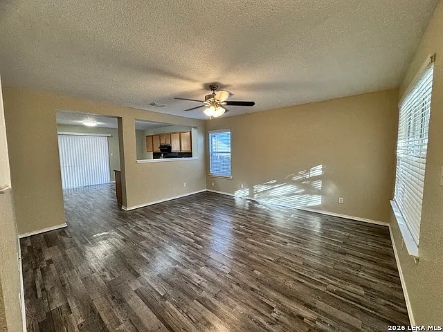 3 bed, 2.5 bath, 1384 sqft, $1,750 — Photo 2