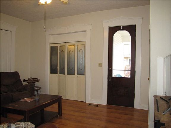 2nd image of 202 W Poplar St