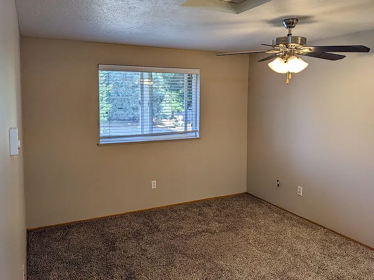 Silverwood Apartments — Photo 37