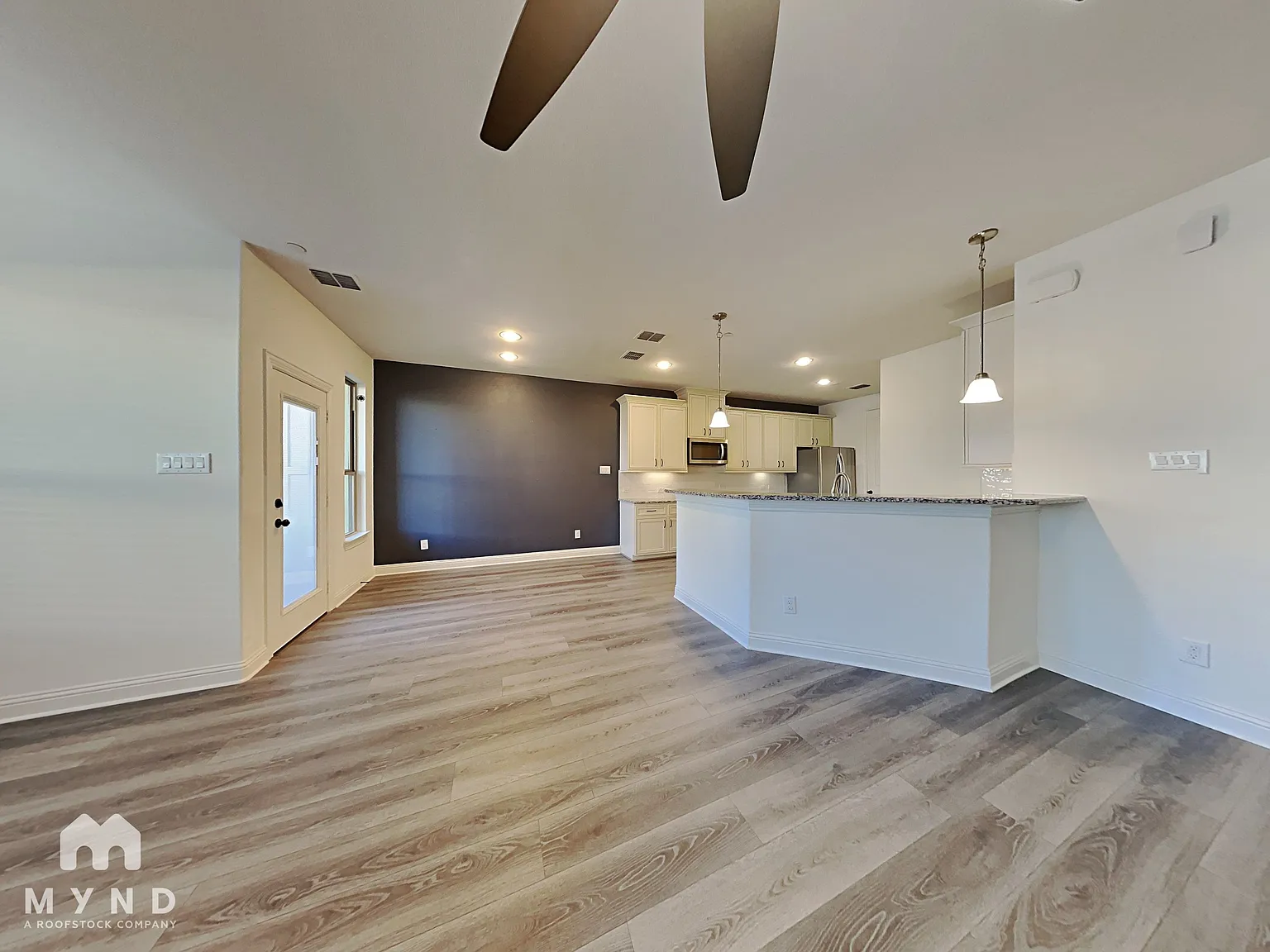 3 bed, 2.5 bath, 1816 sqft, $2,995 — Photo 2