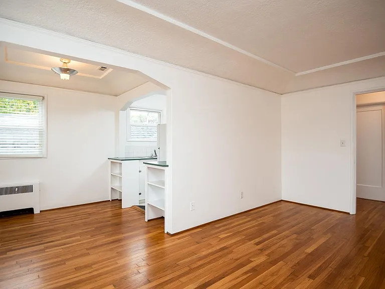 2211 NE Pacific St — Photo 12