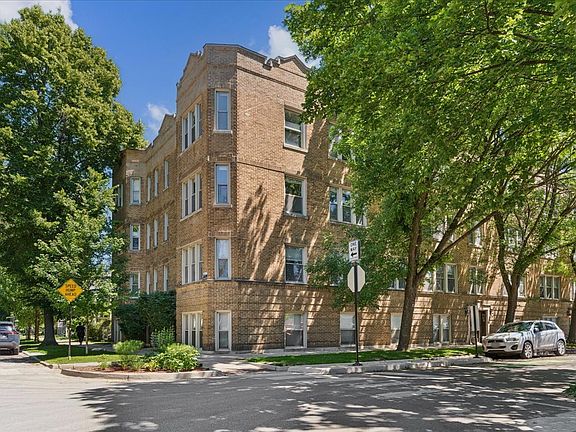 2nd image of 2152 W Ainslie St #D2